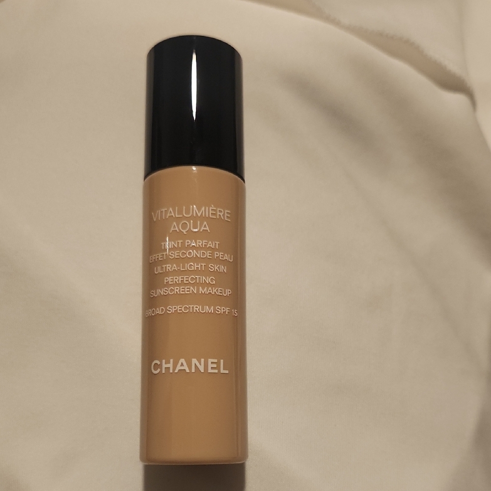 CHANEL Vitalumière Aqua Ultra-Light Foundation - 20